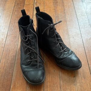 Clarks women’s size 8 boots black